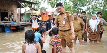 Pj Bupati Muaro Jambi Tinjau Warga Korban Banjir