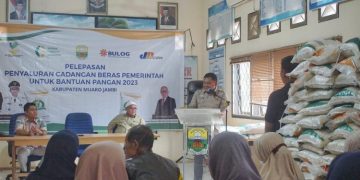 Pemkab Muaro Jambi Salurkan Cadangan Beras Pemerintah di Kumpeh Ulu
