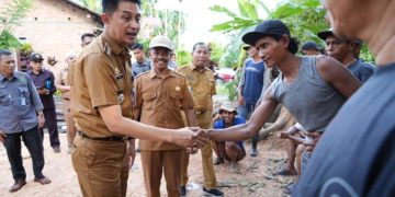 Pj Bupati Bachyuni Turun Langsung Melihat Rumah Warga Tertimpa Pohon Durian Tumbang