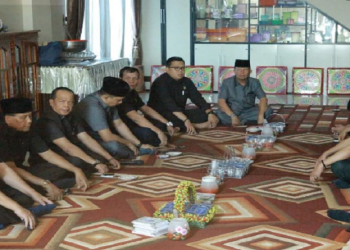 DPRD Takziah ke Rumah Orangtua Hutri Randa