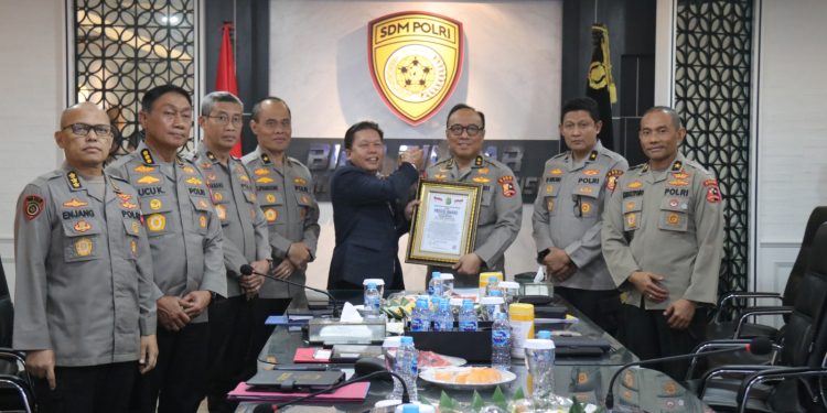 As SDM Irjen Dedi Prasetyo Terima Presisi Award Berkat Keterbukaan Rekrutmen Polri