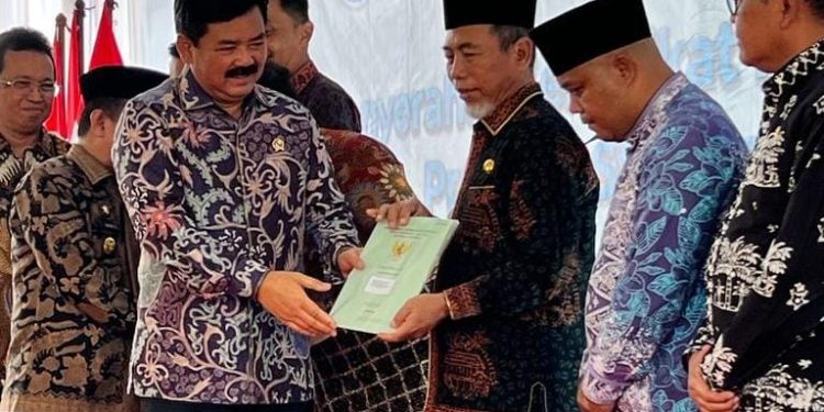 Bupati Merangin Terima Sertifikat dari Menteri ATR/BPN