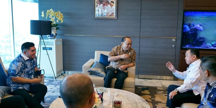 Perluas Jaringan Internet Sampai ke Desa, Gubernur Jambi Al Haris Lakukan Pertemuan dengan Menkominfo
