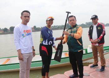Serahkan 6 Unit Perahu Dragon Boat, Al Haris : Cabor Dayung Adalah Cabor Kebanggaan Jambi