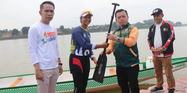 Serahkan 6 Unit Perahu Dragon Boat, Al Haris : Cabor Dayung Adalah Cabor Kebanggaan Jambi