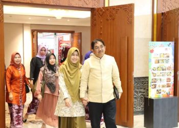 Bupati Tanjab Barat Didampingi Ketua TP PKK Kunjungi Stand Dekranasda Pada Pameran Kriyanusa 2023