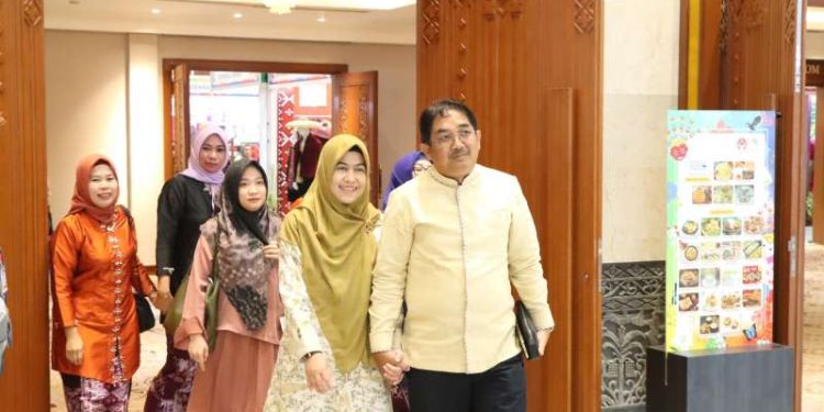 Bupati Tanjab Barat Didampingi Ketua TP PKK Kunjungi Stand Dekranasda Pada Pameran Kriyanusa 2023