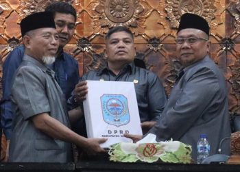 Setelah  Sampaikan Ranperda APBD 2024, Bupati dan Wabup Merangin Berpamitan dengan jajaran DPRD
