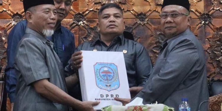 Setelah  Sampaikan Ranperda APBD 2024, Bupati dan Wabup Merangin Berpamitan dengan jajaran DPRD