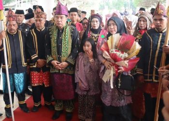 Pj Bupati Merangin dan Keluarga Disambut Prosesi Adat Saat Masuk Rumah Dinas