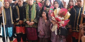 Pj Bupati Merangin dan Keluarga Disambut Prosesi Adat Saat Masuk Rumah Dinas