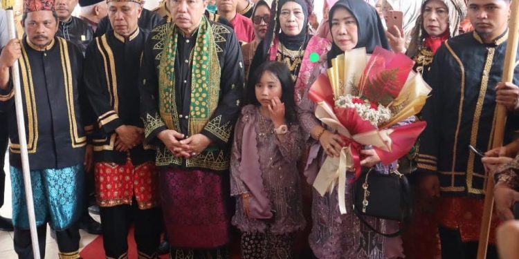 Pj Bupati Merangin dan Keluarga Disambut Prosesi Adat Saat Masuk Rumah Dinas