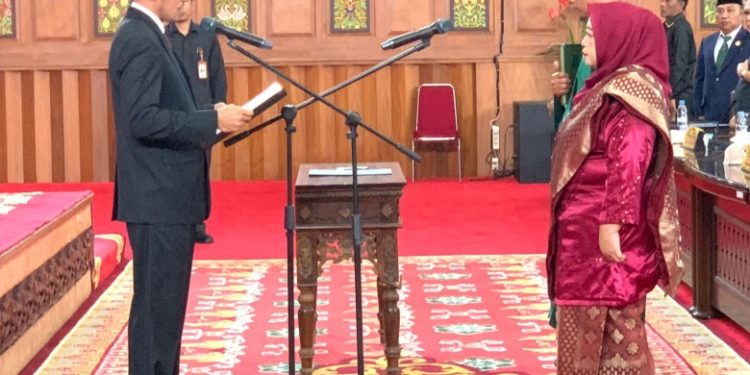 Ketua DPRD Jambi Pimpin Paripurna Pengambilan Sumpah PAW Lilis Ismayani