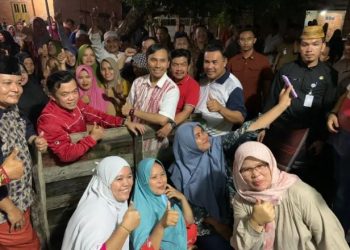 Kunjungi Korban Kebakaran di Sarolangun, Ketua DPRD Jambi Serahkan Bantuan