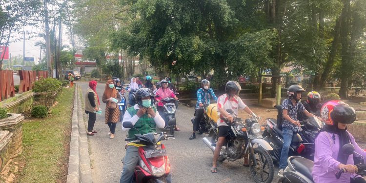 Antisipasi Dampak Kabut Asap, Dinas Kesehatan Merangin Bagi-Bagi Masker ke Masyarakat