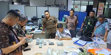 Lakukan Pengeledahan di 3 Tempat, Tim Penyidik Kejagung Sita Uang  Dalam Perkara Tol Jakarta-Cikampek