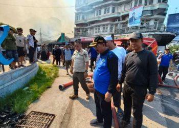 Bupati Tanjab Barat Pantau Proses Pemadaman Kebakaran di Lorong Banten