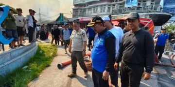 Bupati Tanjab Barat Pantau Proses Pemadaman Kebakaran di Lorong Banten