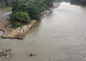 Musim Kemarau Air Sungai Merangin Surut dan Jernih, dimanfaatkan Anak-Anak Bermain dan Berenang