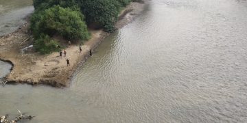 Musim Kemarau Air Sungai Merangin Surut dan Jernih, dimanfaatkan Anak-Anak Bermain dan Berenang