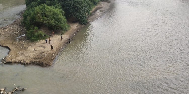 Musim Kemarau Air Sungai Merangin Surut dan Jernih, dimanfaatkan Anak-Anak Bermain dan Berenang