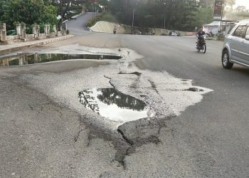Lama Tidak Diperbaiki, Pengendara Bermotor Keluhkan Jalan Berlubang di depan Rumah Dinas Bupati Merangin
