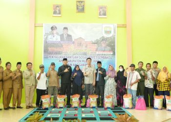 Pemkab Muaro Jambi Salurkan Bansos Dalam Bentuk Paket Sembako di Sungai Bahar