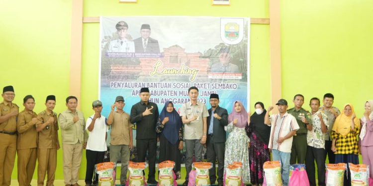 Pemkab Muaro Jambi Salurkan Bansos Dalam Bentuk Paket Sembako di Sungai Bahar