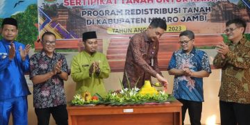 Pj Bupati Muaro Jambi Serahan Sertifikat Tanah Secara Simbolis Dalam Program Redistribusi Tanah Untuk Rakyat Tahun 2023