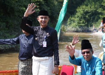 Pj Bupati Dampingi Wagub Sani Lakukan Susur Sungai Lubuk Guci Emas, Festival Bebiduk Besamo di Pijoan
