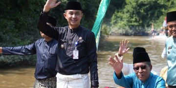 Pj Bupati Dampingi Wagub Sani Lakukan Susur Sungai Lubuk Guci Emas, Festival Bebiduk Besamo di Pijoan
