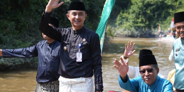 Pj Bupati Dampingi Wagub Sani Lakukan Susur Sungai Lubuk Guci Emas, Festival Bebiduk Besamo di Pijoan