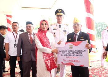 Pj Bupati Bachyuni Berikan Penghargaan Serta Bantuan Kepada Veteran