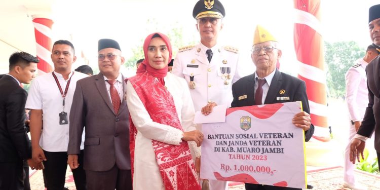 Pj Bupati Bachyuni Berikan Penghargaan Serta Bantuan Kepada Veteran
