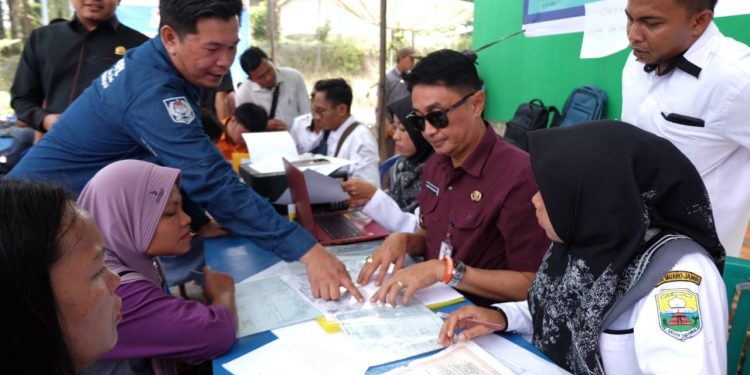Pj Bupati Bachyuni Deliansyah Lakukan Pemantauan Langsung Proses Perekaman E-KTP