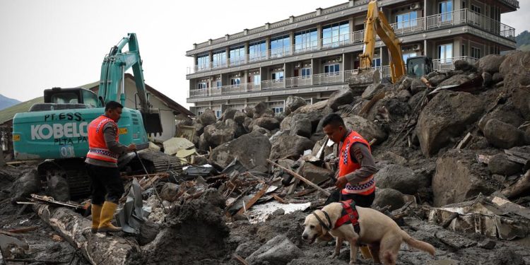 Anjing Pelacak dan Penyelam Dikerahkan Bantu Operasi SAR Banjir Bandang Humbahas Sumut 