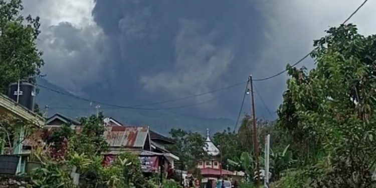 Gunung Marapi di Agam dan Tanah Datar Sumbar Meletus, Kolom Abu Teramati Setinggi 3.000 Meter 