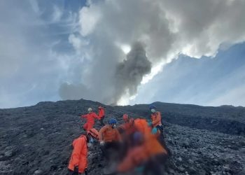 Pencarian Korban Erupsi Gunung Marapi Terus dilakukan, Pemkab Agam Imbau Warga Kurangi Aktivitas Luar Rumah Karena Abu Vulkanik