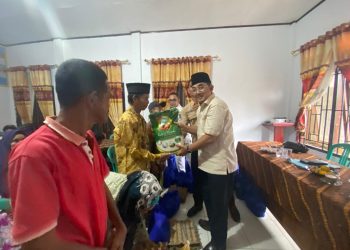 Bupati Anwar Sadat Serahkan Bansos kepada Lansia di Kuala Betara
