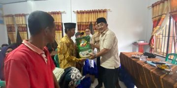 Bupati Anwar Sadat Serahkan Bansos kepada Lansia di Kuala Betara