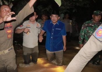 Bupati Tanjab Barat Bersama Kapolres dan Dandim Tinjau Langsung Lokasi Banjir di Kecamatan Batang Asam