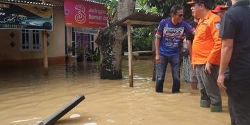 Banjir Bandang, Pj Bupati Merangin Pantau Tujuh Daerah Titik Banjir dan Buka Dapur Umum