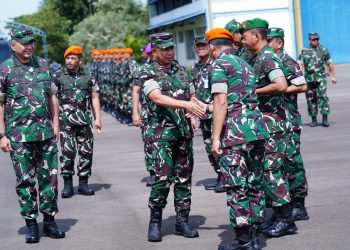 Panglima TNI Agus Subiyanto Cek Kesiapan Pasukan Elite Baret Jingga Sat Bravo 90