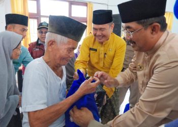 Kunjungi Kecamatan Seberang Kota, Bupati Anwar Sadat Berikan Bantuan Kepada Lansia dan Penyandang Disabilitas