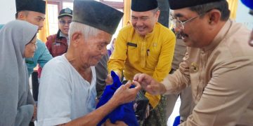 Kunjungi Kecamatan Seberang Kota, Bupati Anwar Sadat Berikan Bantuan Kepada Lansia dan Penyandang Disabilitas