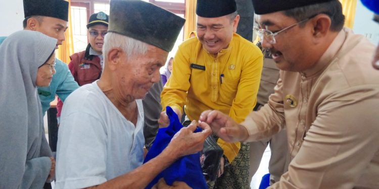 Kunjungi Kecamatan Seberang Kota, Bupati Anwar Sadat Berikan Bantuan Kepada Lansia dan Penyandang Disabilitas