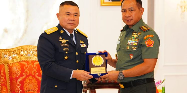 Panglima TNI Terima Kunjungan Kehormatan Kasau Thailand