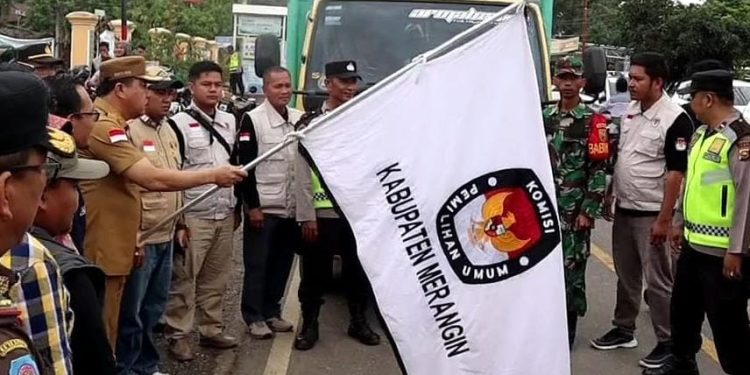 Bersama KPU,  Pj Bupati Merangin Lepas Pemberangkatan Terakhir Logistik Pemilu