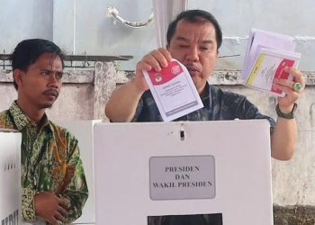 Pj Bupati Merangin Nyoblos Pemilu 2024 di TPS 05 Pulau Kemang