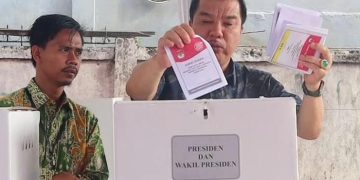 Pj Bupati Merangin Nyoblos Pemilu 2024 di TPS 05 Pulau Kemang
